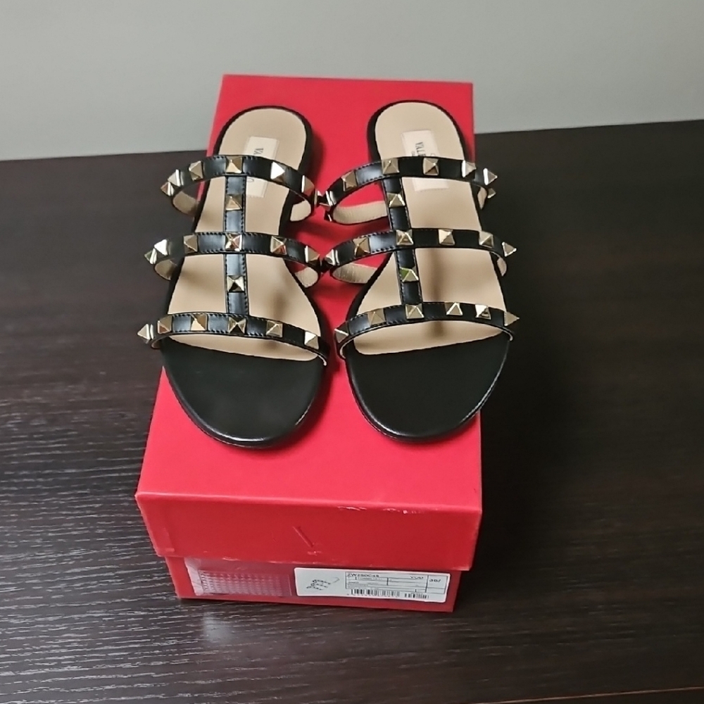 Valentino Garavani
Rockstud Caged Flat Slide Sandals